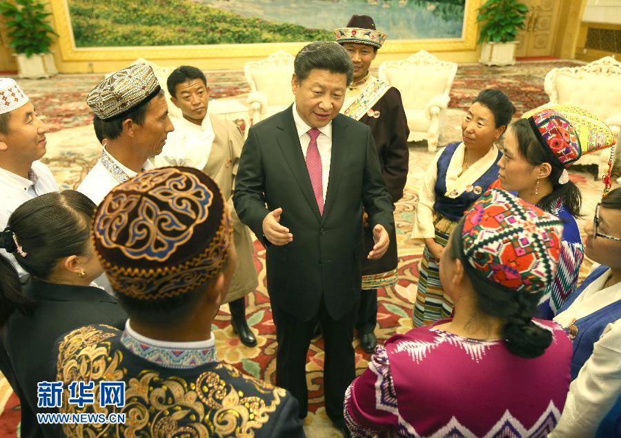 在中华人民共和国成立66周年之际，中共中央总书记、国家主席、中央军委主席习近平特别邀请来自内蒙古、广西、西藏、宁夏、新疆5个自治区的13名基层民族团结优秀代表到北京参加国庆活动。这是9月30日下午，习近平在人民大会堂亲切会见代表们。新华社记者 姚大伟 摄