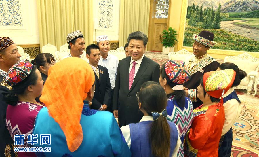 在中华人民共和国成立66周年之际，中共中央总书记、国家主席、中央军委主席习近平特别邀请来自内蒙古、广西、西藏、宁夏、新疆5个自治区的13名基层民族团结优秀代表到北京参加国庆活动。这是9月30日下午，习近平在人民大会堂亲切会见代表们。新华社记者 姚大伟 摄 
