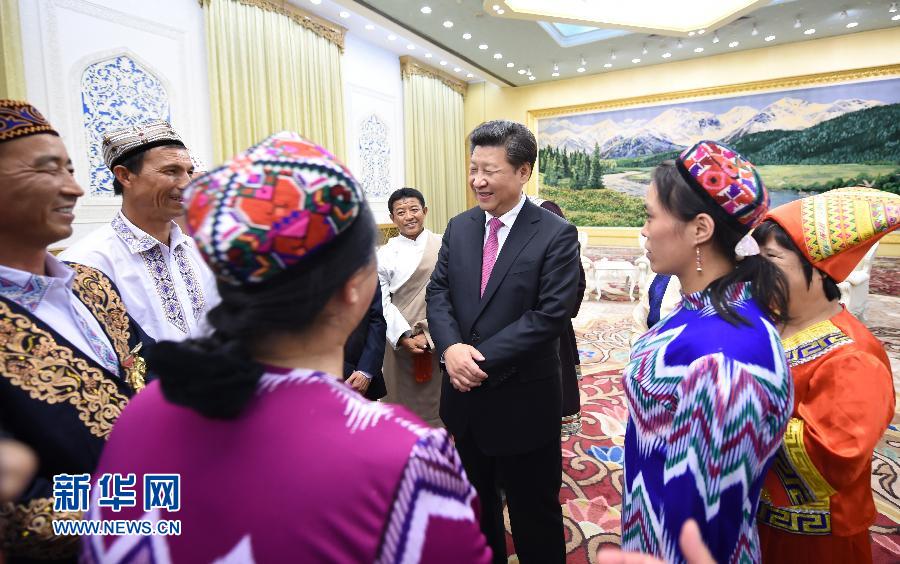 在中华人民共和国成立66周年之际，中共中央总书记、国家主席、中央军委主席习近平特别邀请来自内蒙古、广西、西藏、宁夏、新疆5个自治区的13名基层民族团结优秀代表到北京参加国庆活动。这是9月30日下午，习近平在人民大会堂亲切会见代表们。新华社记者 张铎 摄 