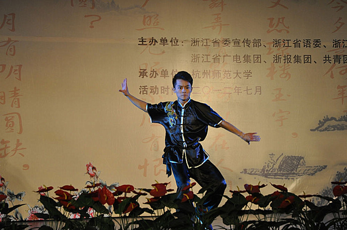 沈晨洲同学在台上表演