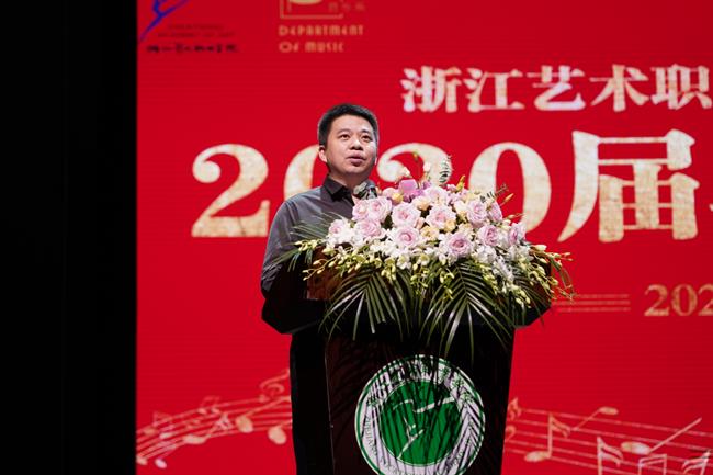谢书记主持特写.png