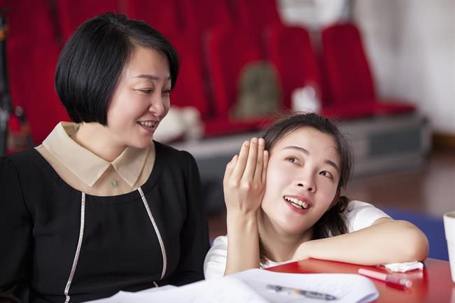 支涛教授在给学生陈丽君说戏.jpg