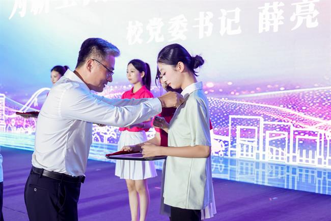 佩戴校徽.JPG